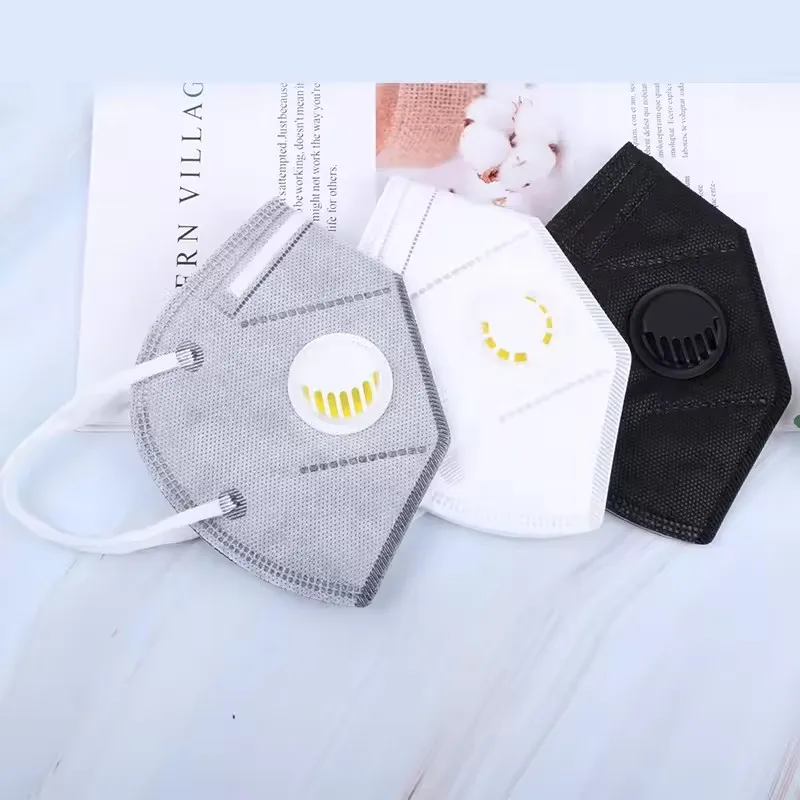 Masque anti-poussière chantier bleu porté par un ouvrier, conforme aux normes de sécurité.