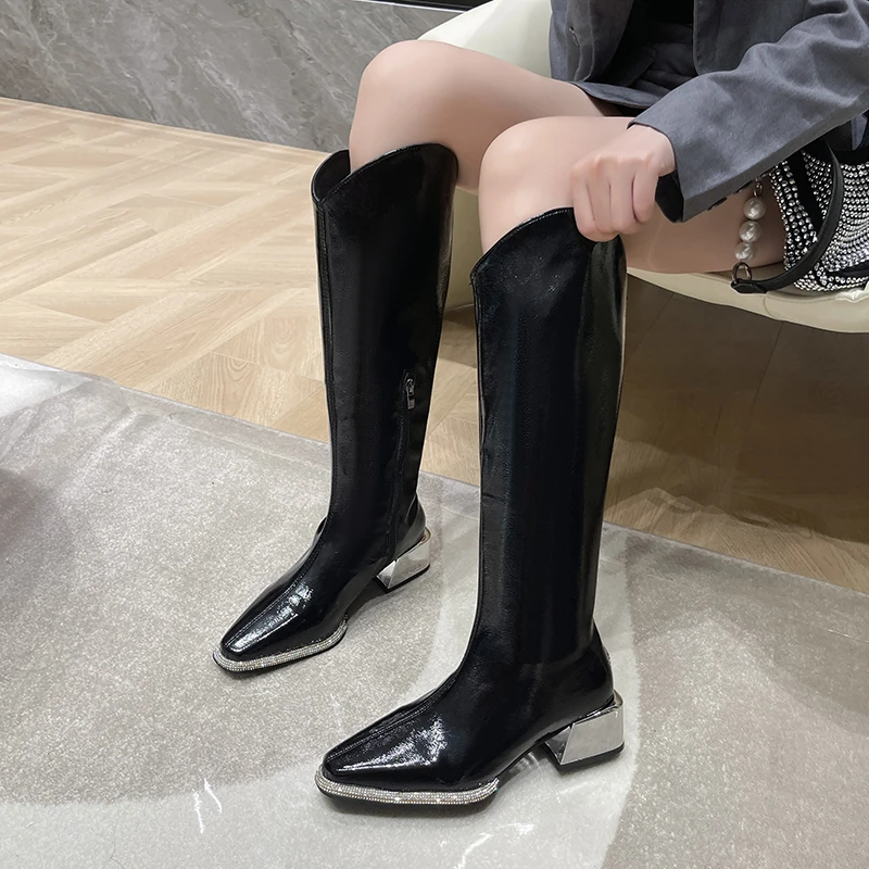 

Женские блестящие дизайнерские ботинки, модель 2023 года, корейские модные женские ботинки с острым носком, высококачественные простые Универсальные женские сапоги до колена