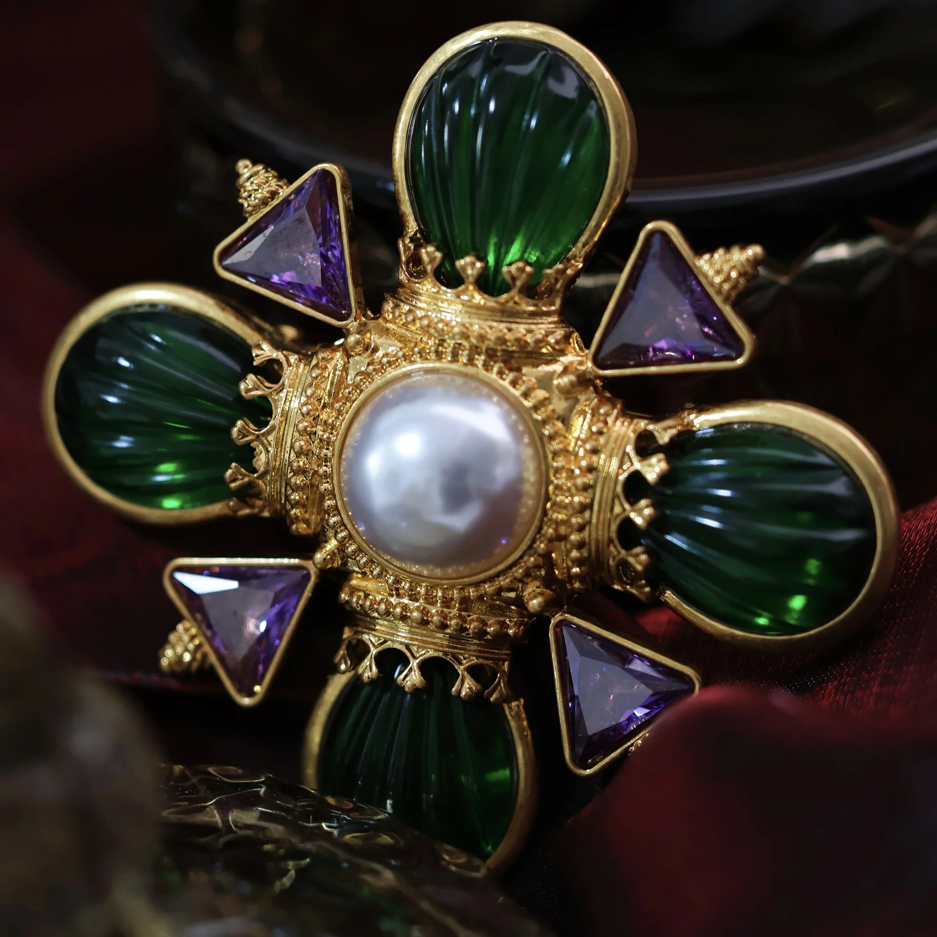 European and American vintage glass zircon palace style brooch