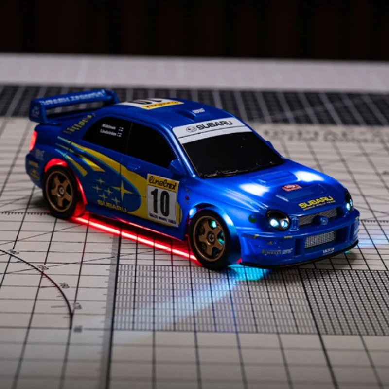 Mazda blanche en pleine drift, roues braquées, pneus fumants, voiture télécommandée 4WD