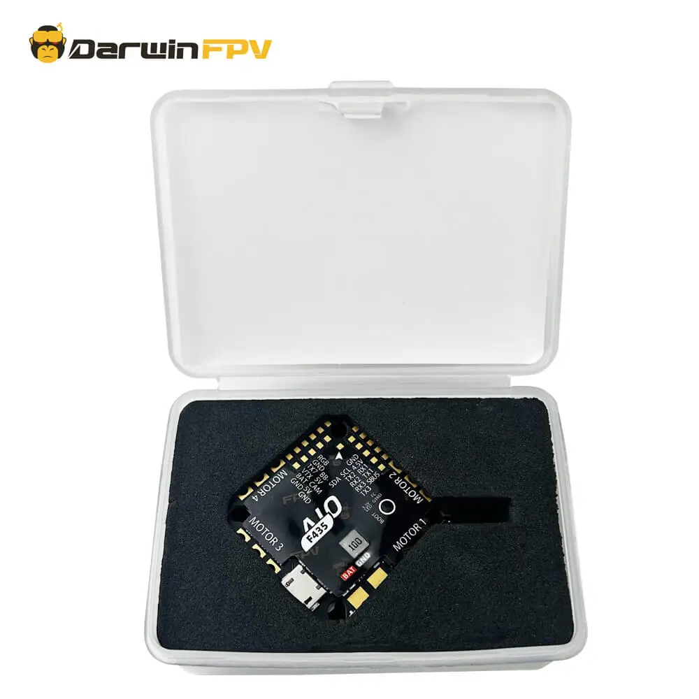 Empilement du DarwinFPV F435 45A AM32 AIO avec un récepteur et une caméra, prêt pour l'installation sur un drone FPV.