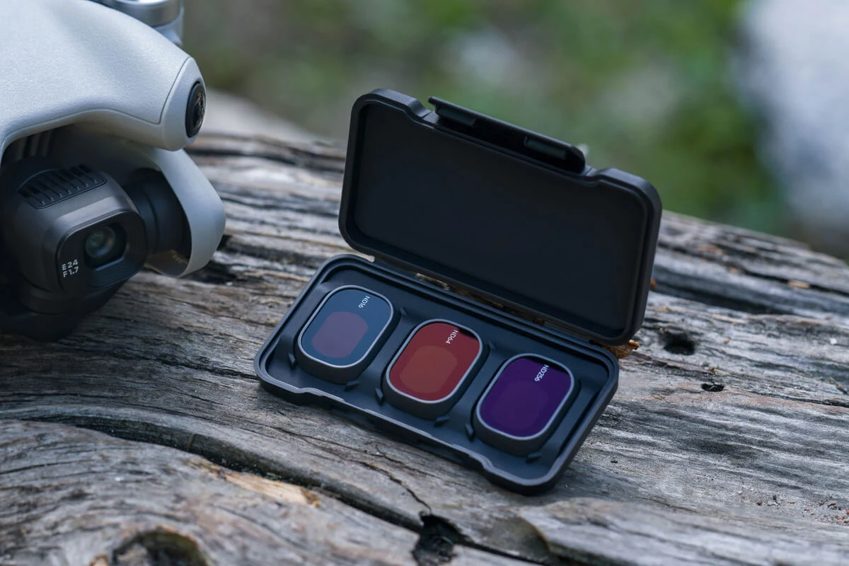 Vue rapprochée du filtre ND64 monté sur l'objectif du DJI Mini 4 Pro, prêt pour le tournage.