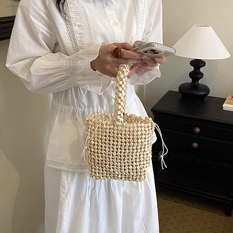 Borsa Tote Artigianale in Legno con Perline, Borsa a Secchiello Retrò Intrecciata con Manico Superiore e Perline, con Coulisse e Perline in Legno Naturale per la Spiaggia - immagine 4