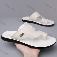 Sandales d'été pour hommes, antidérapantes, respirantes, légères, semelle souple, chaussures de plage, confortables, à la mode, pantoufles à enfiler, nouvelle collection 2025 1