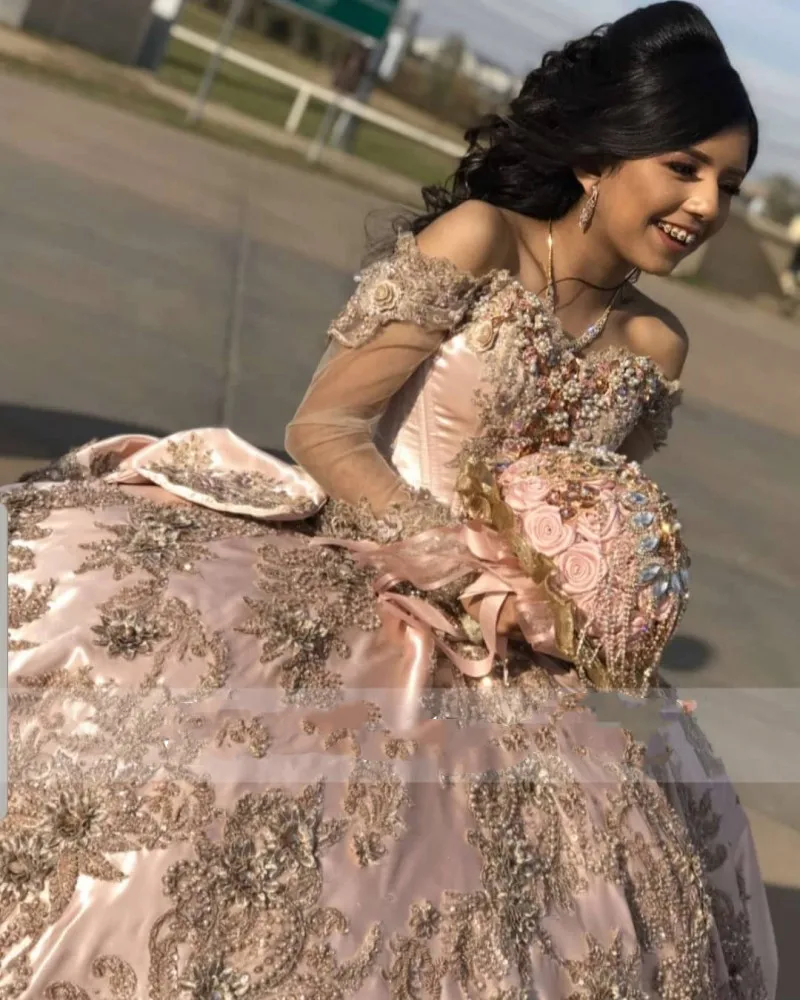 Розовое платье с бусинами 2023, милое платье Quinceanera с золотыми кружевами и аппликацией цветов, платье 16 с длинным рукавом и V-образным вырезом, наряды для торжественных мероприятий, платья 15