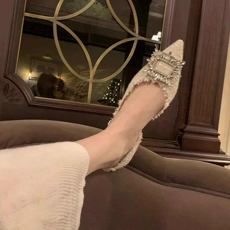 

Туфли женские на низком каблуке с острым носком и пряжкой