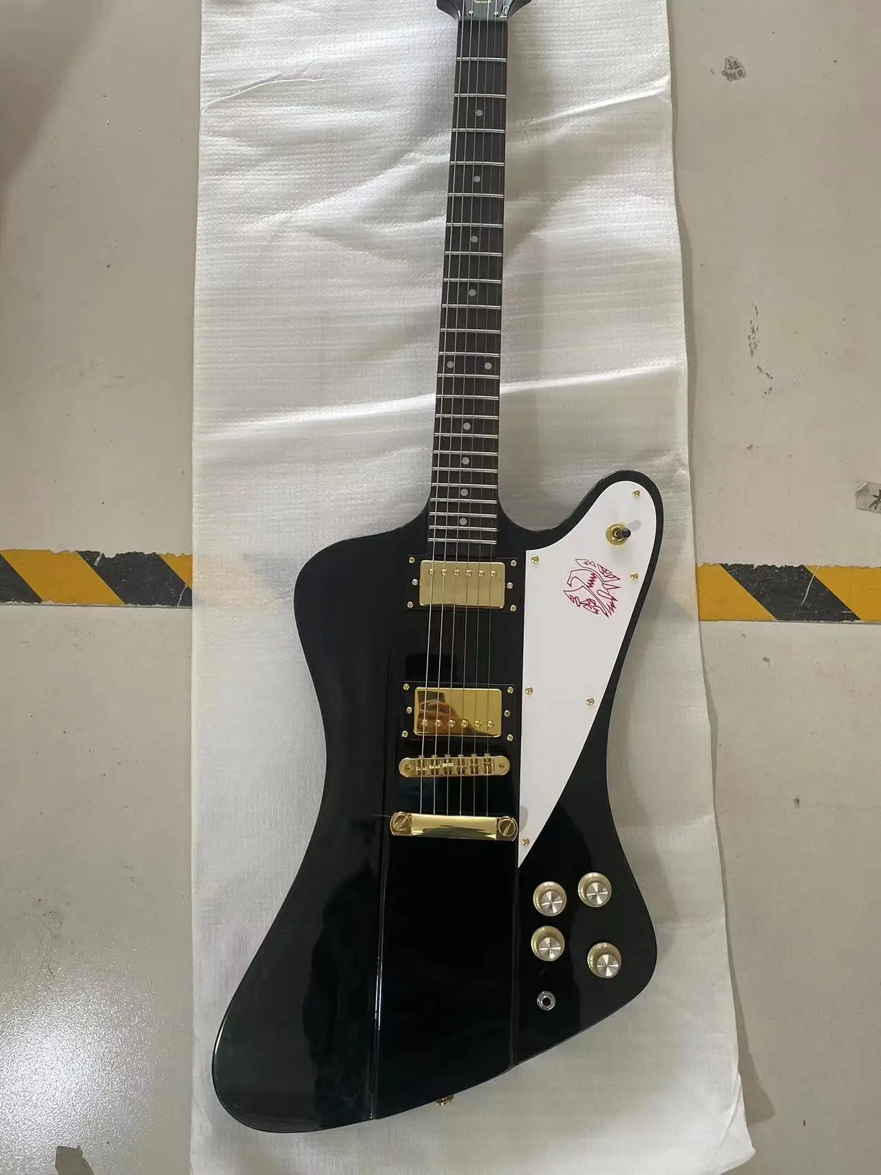 

2024NEW!Electric Guitar, GIB$ON logo Made in China, point Mosaic, Black light, mahogany body, in stock free shipping