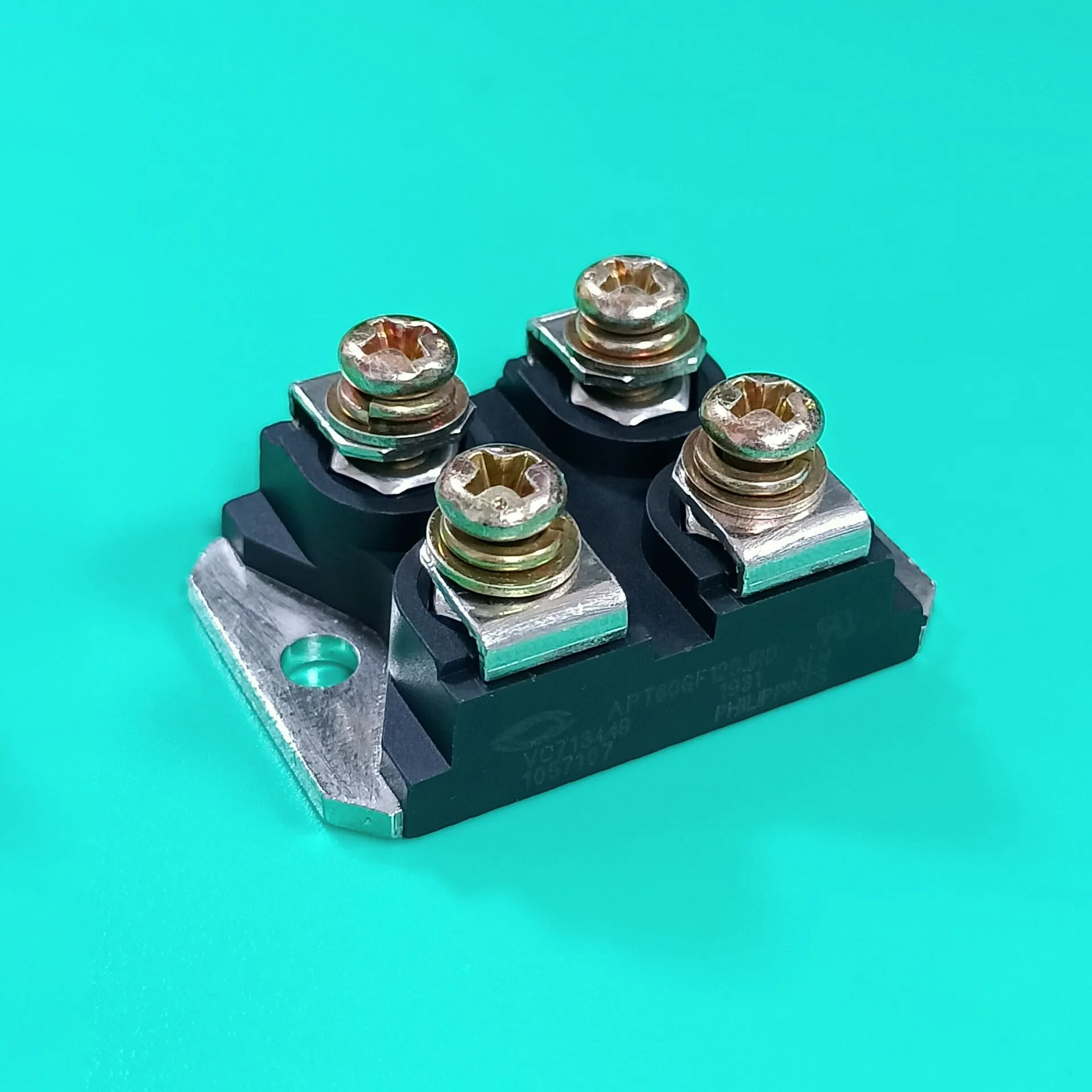 

APT60GF120JRD с изолированным затвором (IGBT) 1200V 149A 625W SOT227 модуль