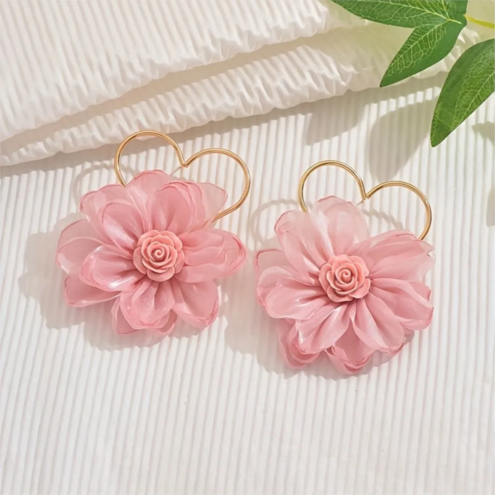 Stylish Elegant Golden Heart Flower Earrings for Women Hollow Heart Frame Pink Floral Design Earrings Jewelry Occasions