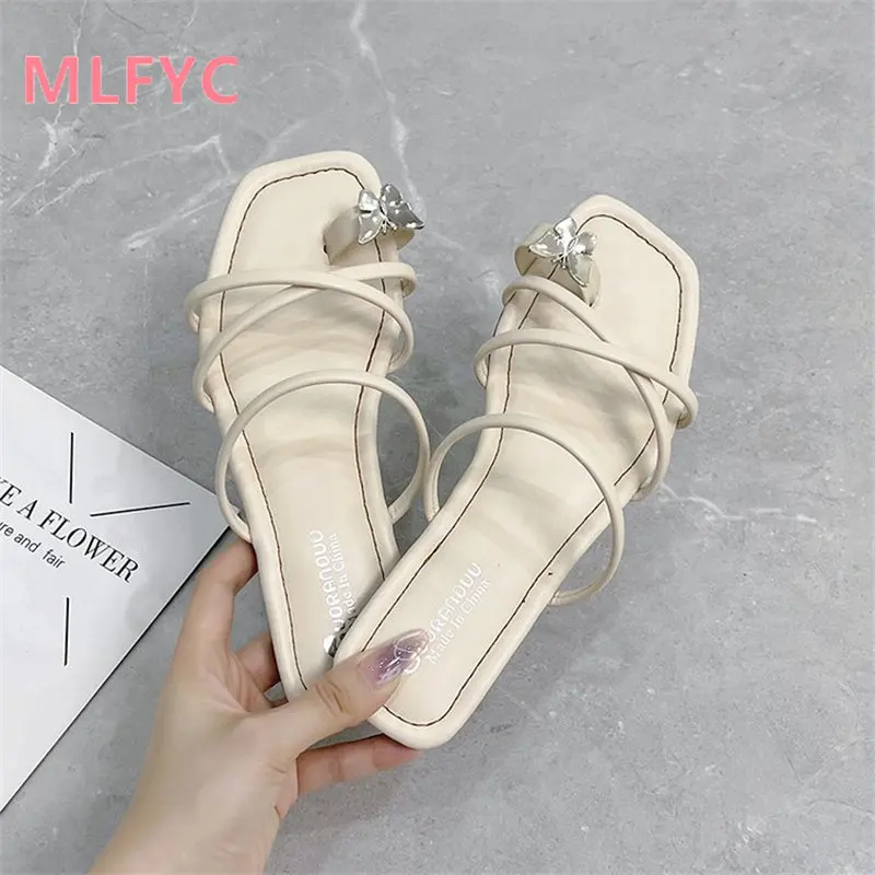 Comfortable and fashionable flat bottomed butterfly toe sandals for women's 2023 summer new beach sandals