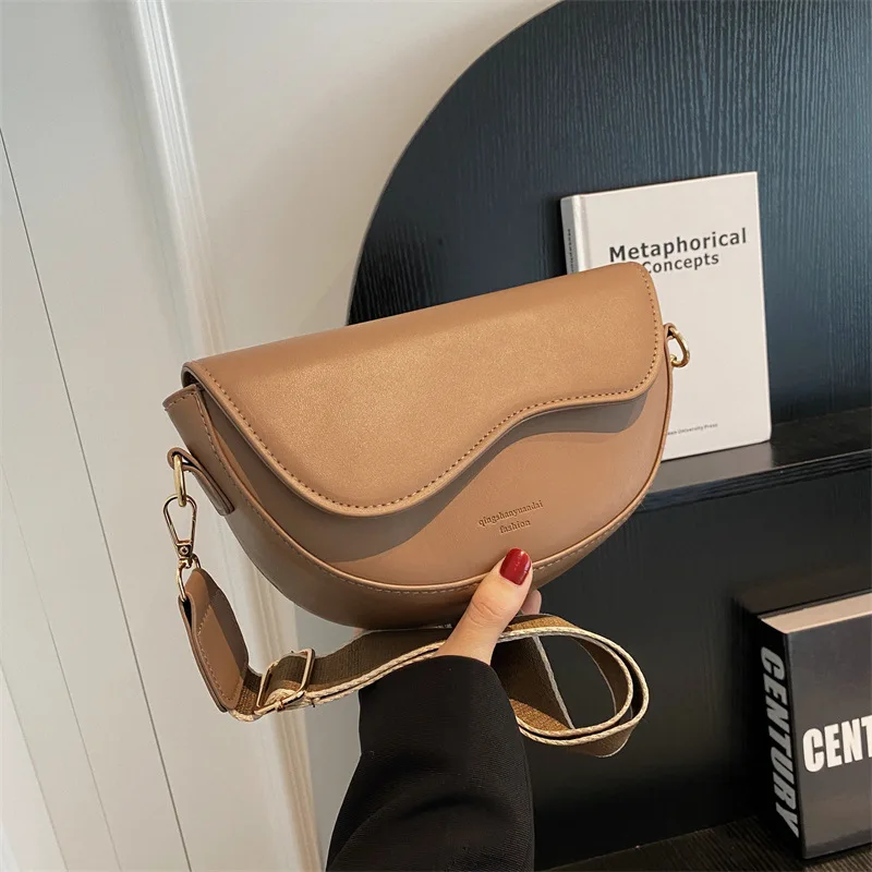 Vintage Saddle Crossbody Bag: Luxury Design in PU Leather