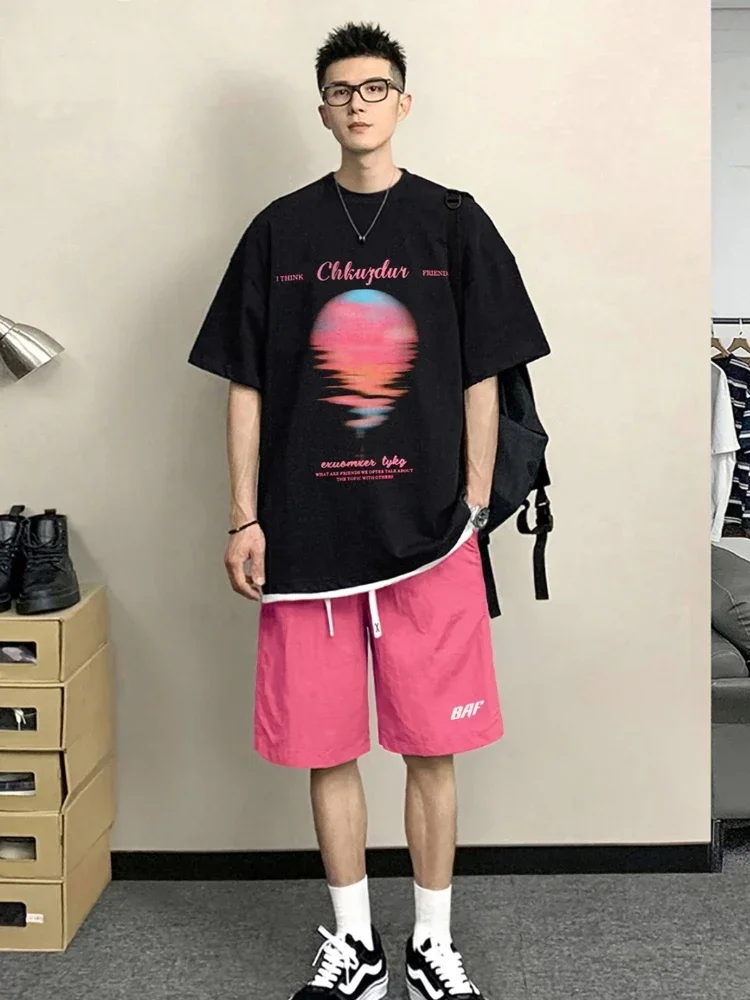thumbnail image 1 of Conjunto de dos piezas de camiseta y pantalones cortos de algodón con estampado gráfico para hombre, estilo coreano 2024, ajuste regular, atuendo básico, 1 of 4