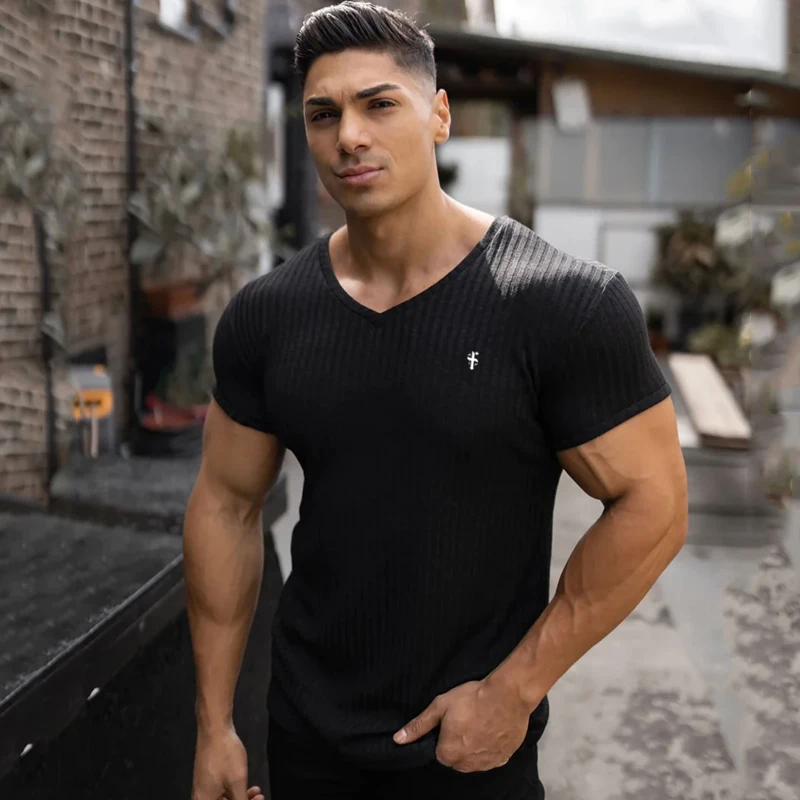Camisetas con rayas verticales para hombre, camisa deportiva con cuello en V, camisa de fondo para Fitness, ropa de moda para hombre, nueva