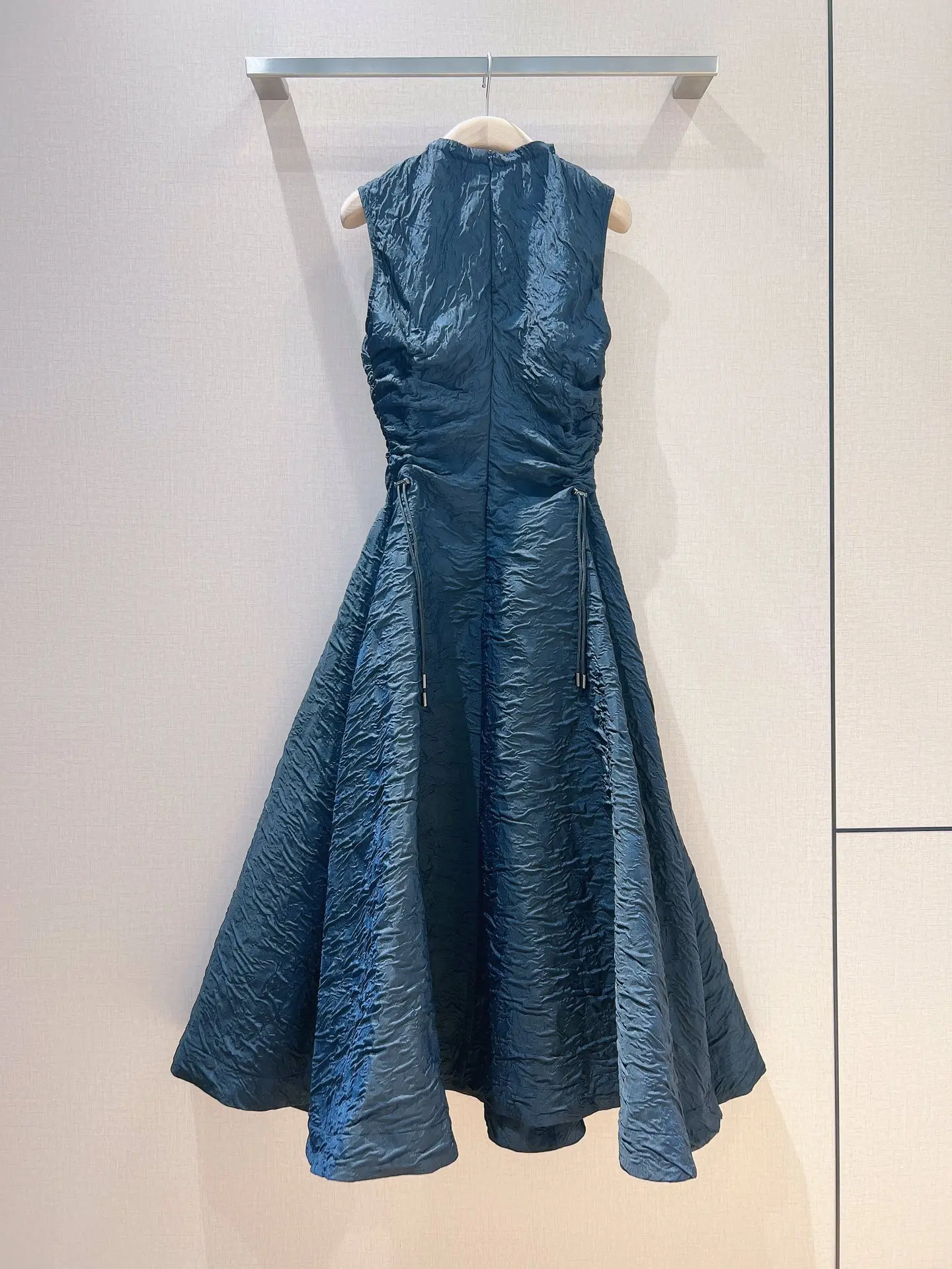

The new simple and versatile navy blue sleeveless dress