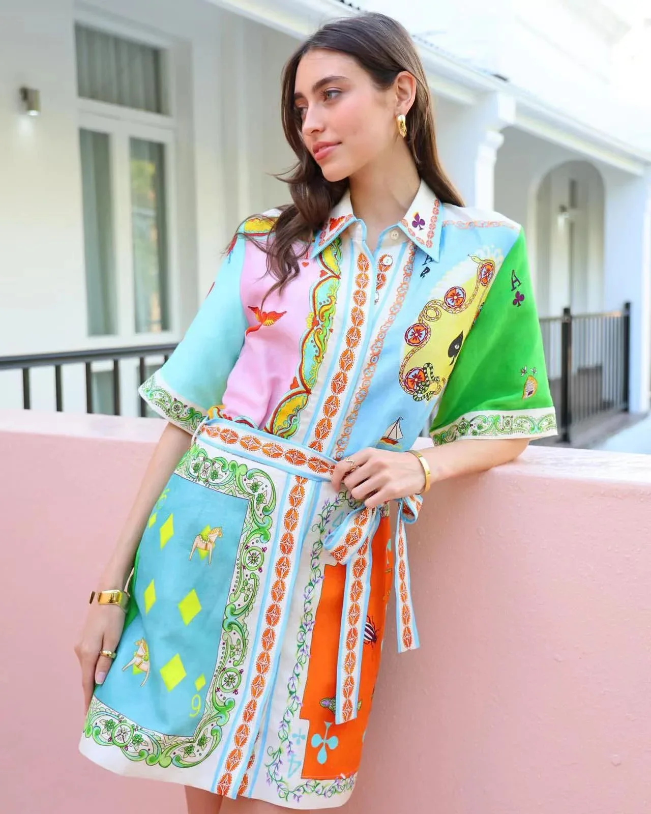 

Женское однобортное мини-платье-рубашка со шнуровкой и ярким принтом карт