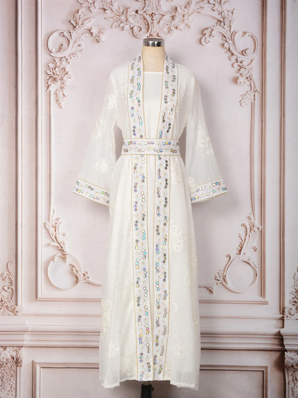 جلابية طويلة بتفاصيل مطرزة وحزام أنيق