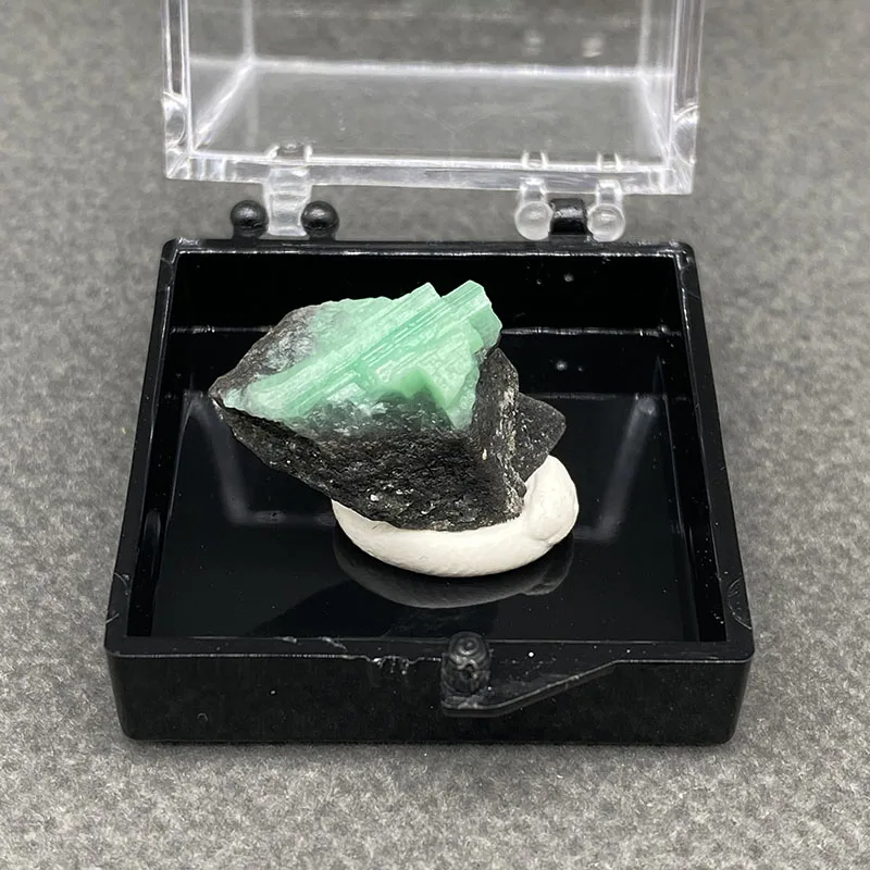 100%  Natural Emerald Mineral Specimens Stones and Crystals Healing Crystal   +Box size:35*35*35 mm