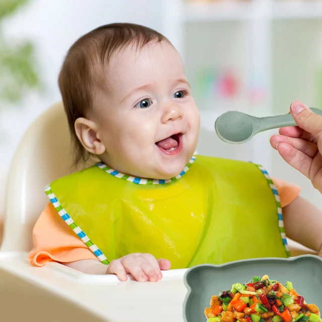 ensemble d'alimentation jaune. bavoir bébé en silicone, assiette