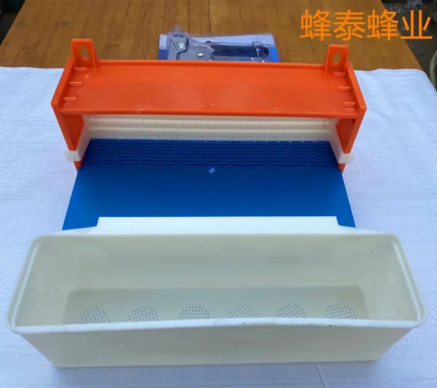 Beekeeping tools beekeeping accessories Plastic fourth generation pollinator feeding box pollen collector