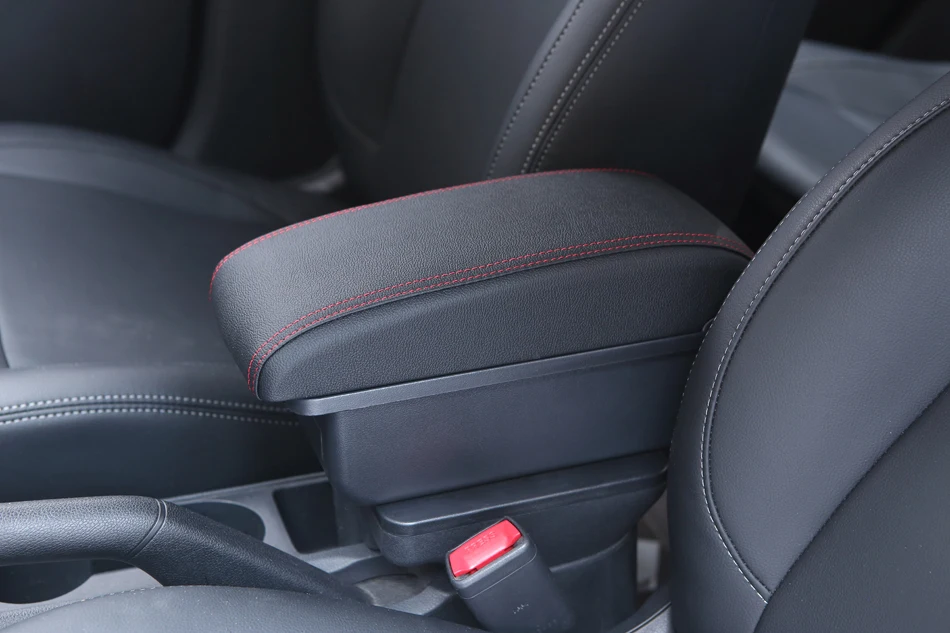 Musta käsinoja punaisilla saumoilla