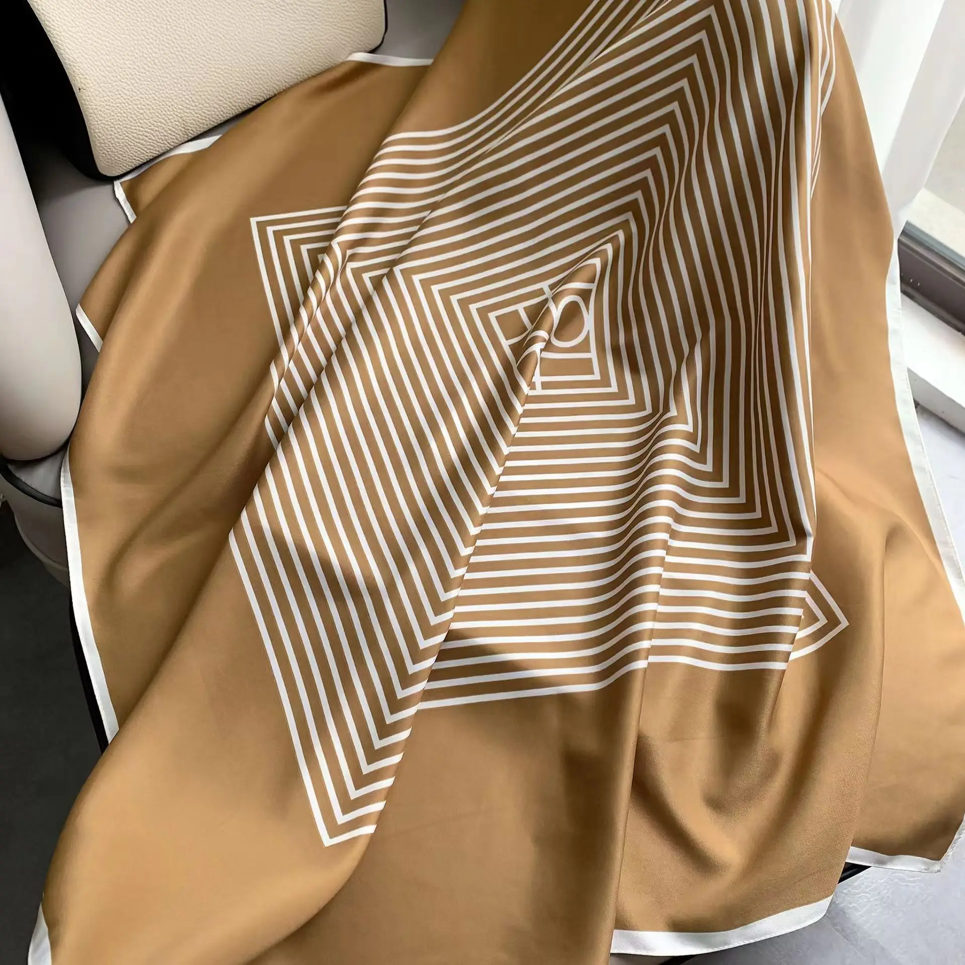 1 Stück 90×90CM Neuer Sommer-Mode-Schal für Damen mit geometrischem Streifendruck, quadratischer Seidenschal, Sonnenschutz, Reise-Überwurf – Detail 8