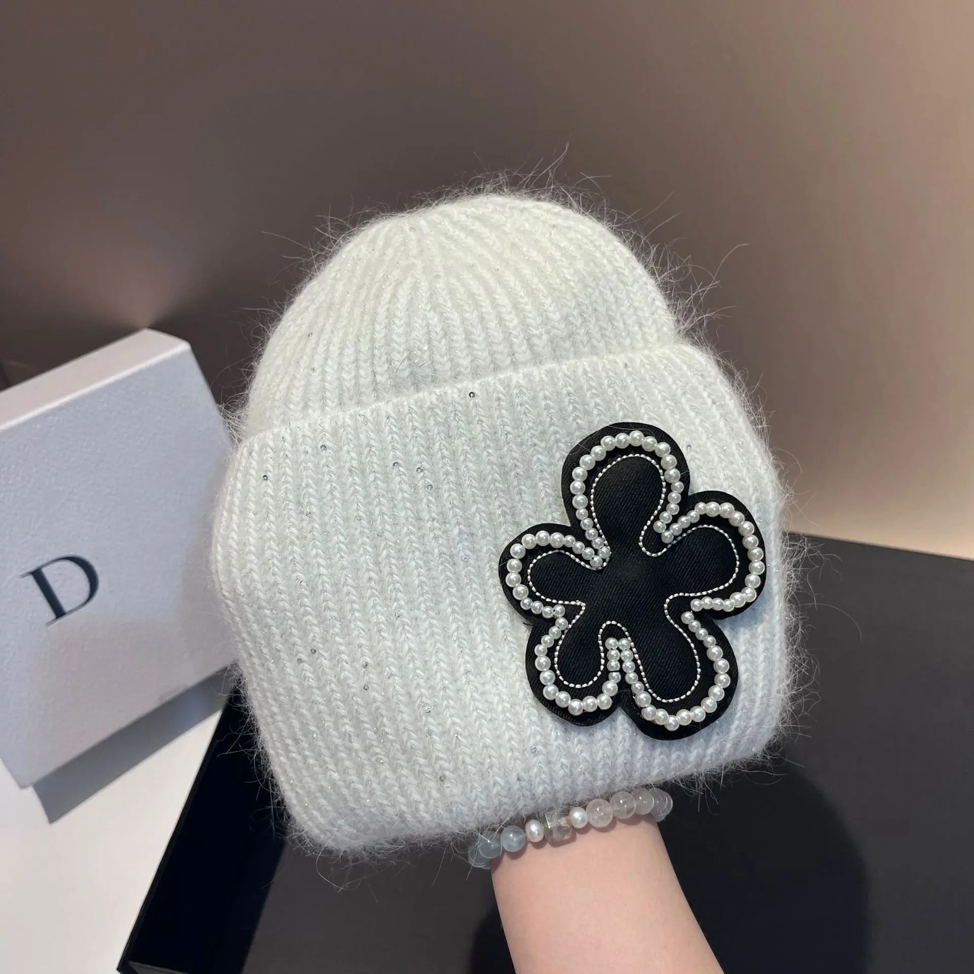 Chapeau de bonnet de fleur de perle à la mode hiver nouveau chapeau en tricot de fourrure de lapin à paillettes gluantes douces en plein air polyvalent léger chapeau de luxe femmes_voghion.com