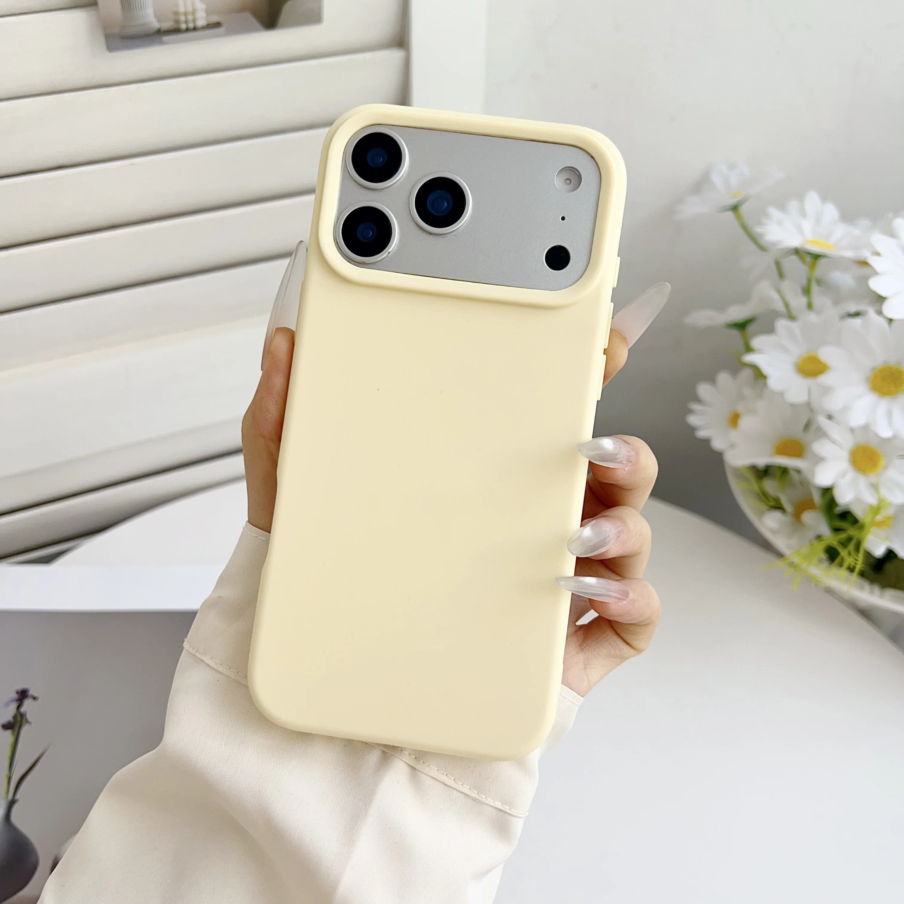 รูปสินค้า เคสซิลิโคนสีส้มด้านกันกระแทก iPhone 17 Pro Max
