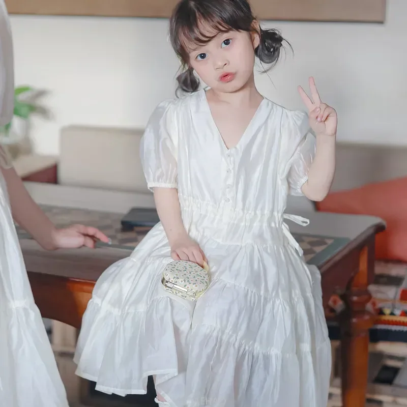 فساتين متطابقة للأم والإبنة باللون الأبيض أو الأخض...