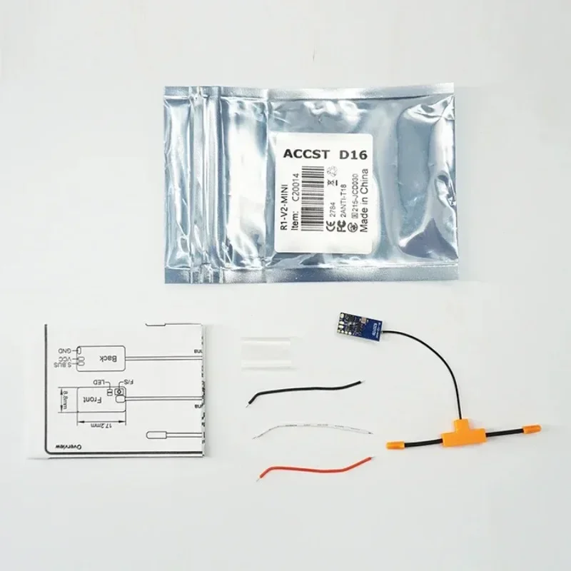 Récepteur Jumper R1 V2 Mini 2.4GHz 16CH ELRS pour drone FPV à côté d'une carte de contrôleur de vol