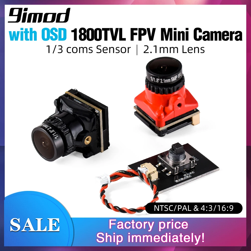 Caméra pour drone RC course fixée sur un support, câbles visibles, fond sombre.