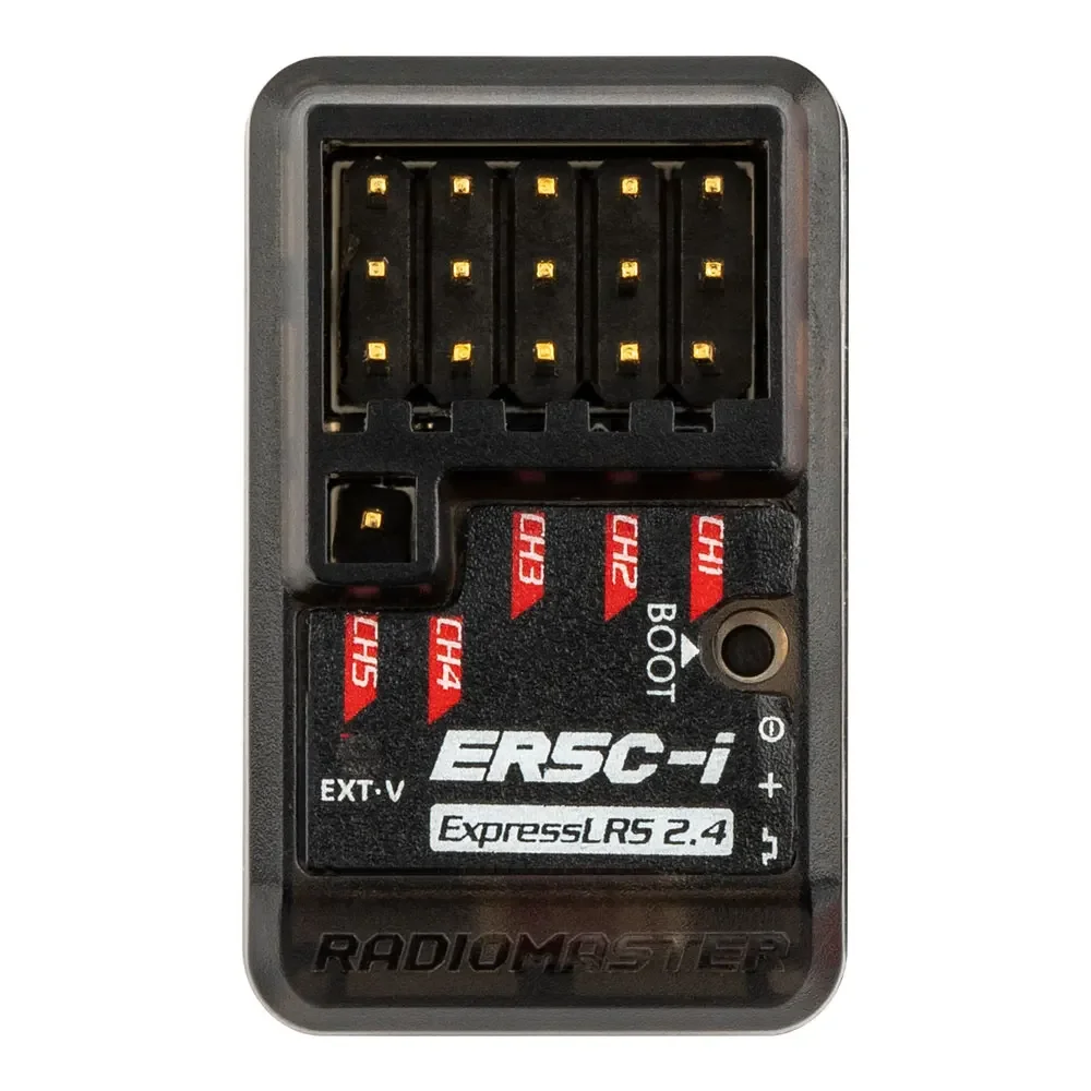 Récepteur ELRS ER5C-i dans une main, comparant sa taille compacte pour drones et avions RC
