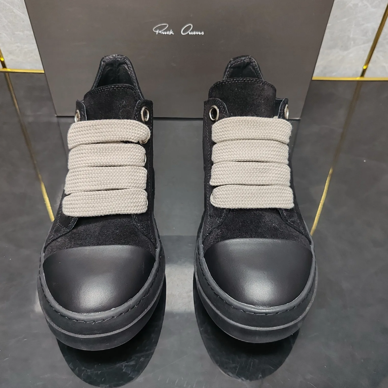 Ricks shoes black suede nubuck casual shoes All-black low-top thick shoelaces. The first layer of cowhide is dirt-resistant. 2