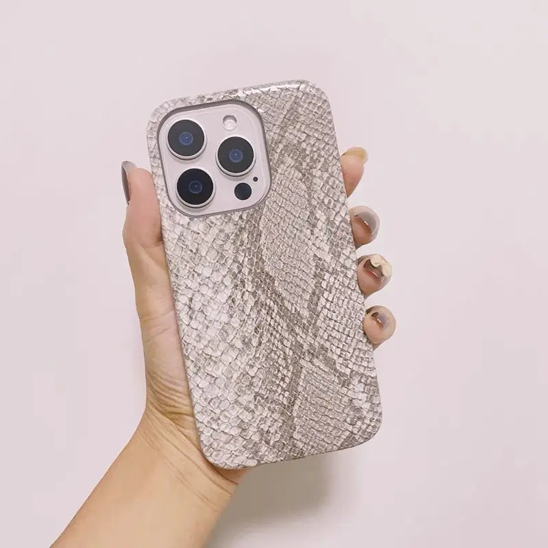 thumbnail image 1 of Funda de teléfono de silicona suave con textura de serpiente elegante y lujosa para iPhone 11 12 13 14 15 16 Pro MAX Plus X XS XR 8 Funda blanca y rosa, 1 of 5
