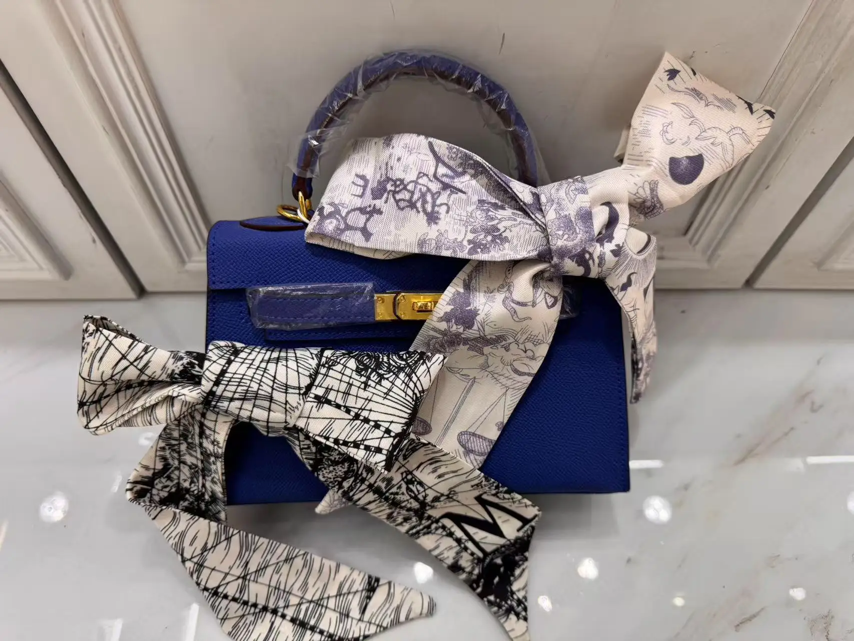 Bag carrying style