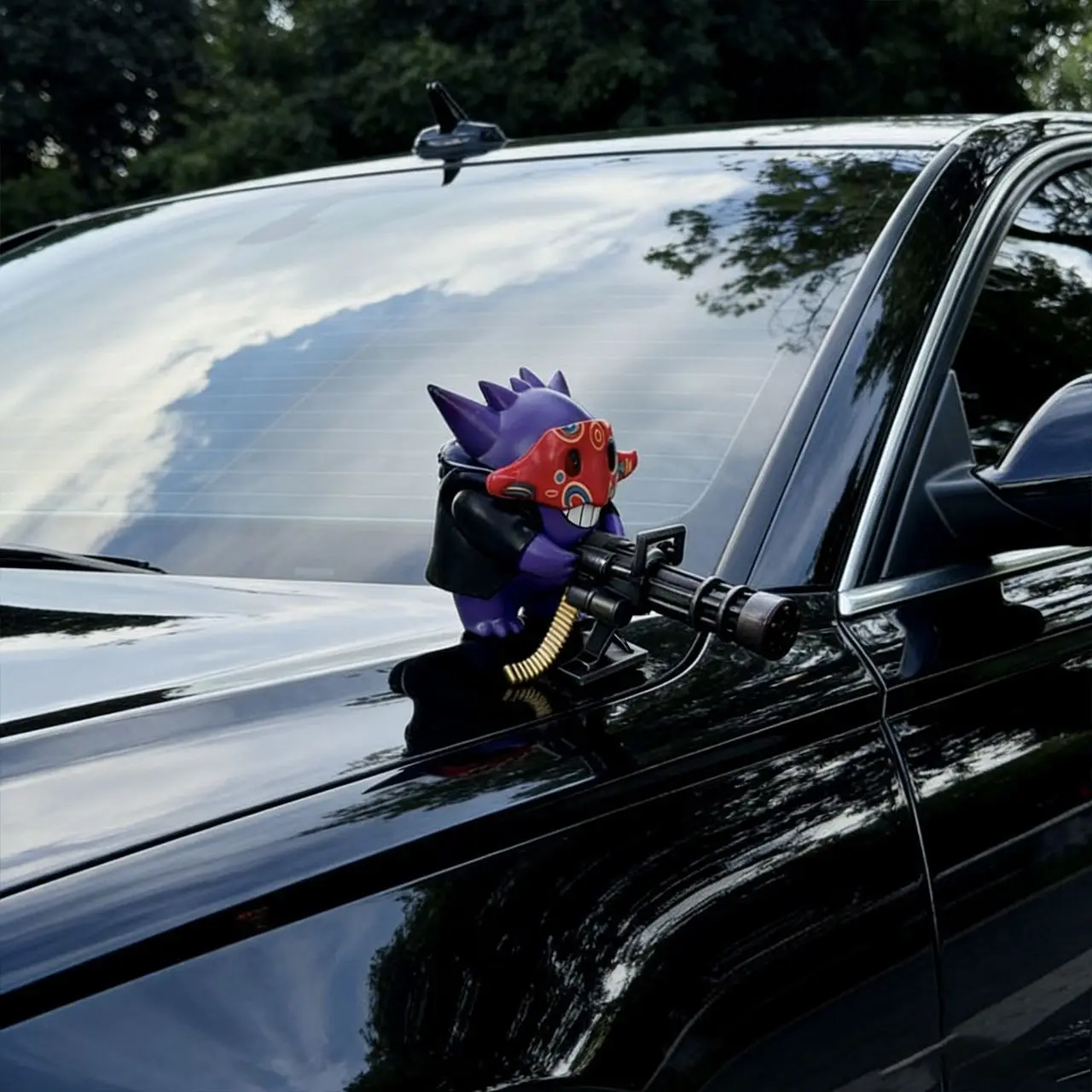 Ornamento per Auto Pokemon Gengar Minigun, Statuetta Anime Gengar Mascherato, Decorazione per Cruscotto e Console Centrale Auto, Regalo - immagine 2