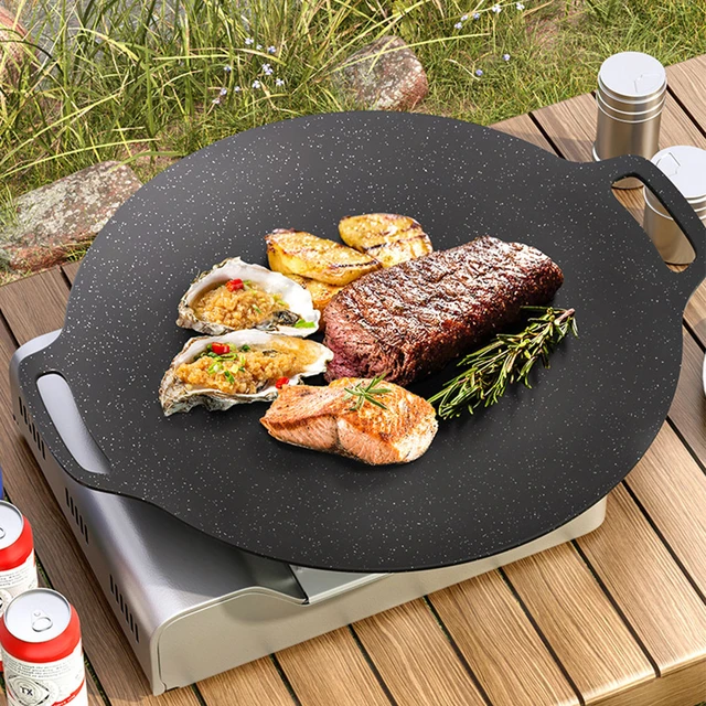 Cuisson barbecue avec plaque ronde en fonte naturelle