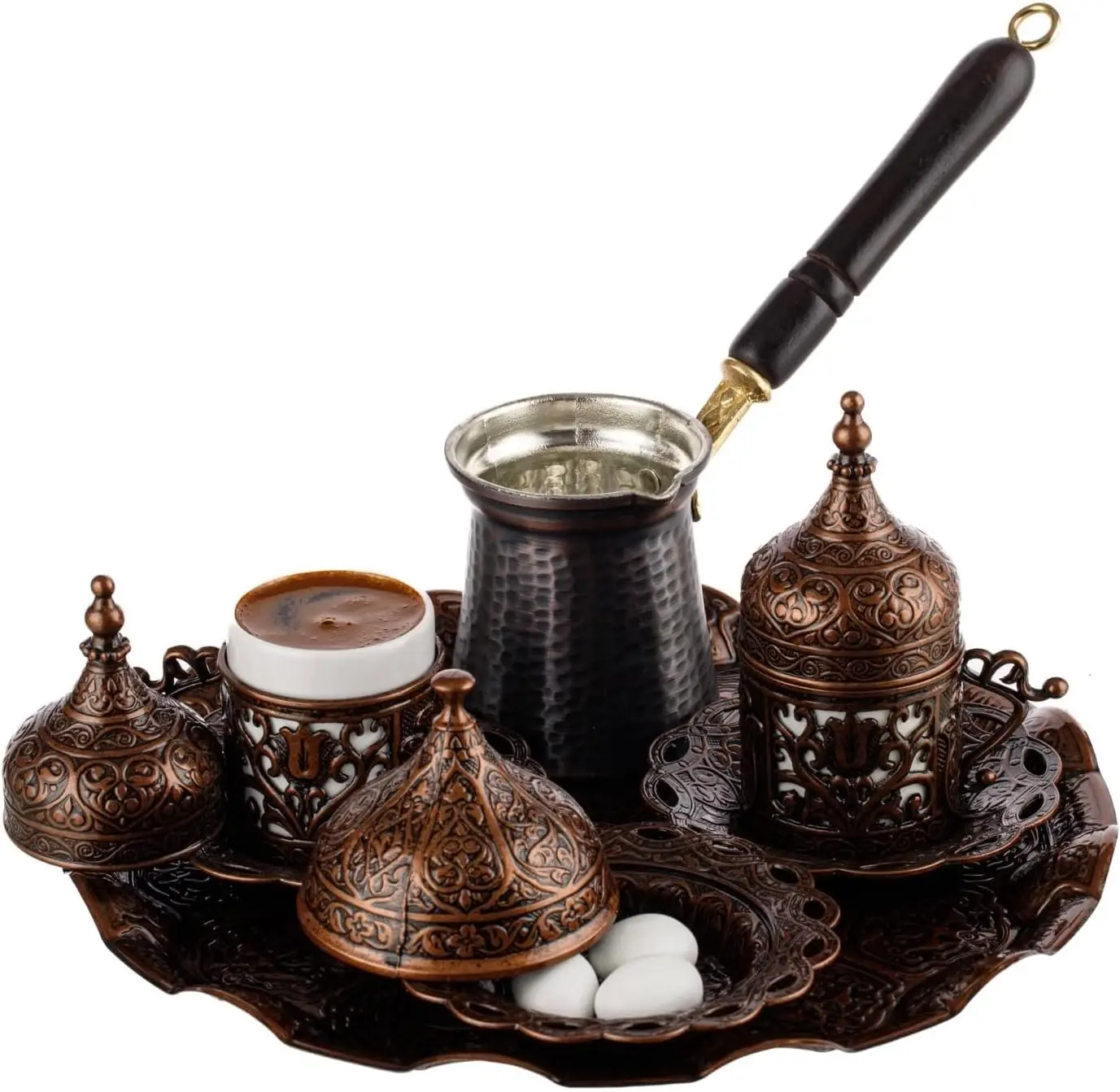 

Полный набор для приготовления кофе с чашками, блюдцами, крышками, подносом для сахарницы и медным кофейником, античная латунь