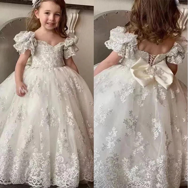 

Exquisite Ivory Sweetheart Flower Girls Dress For Wedding 2023 Princess Lace Appliques Short Puffy Sleeves First Communion Gowns