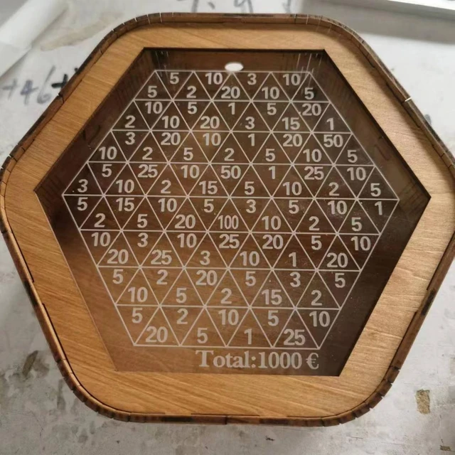 Tirelire hexagonale en bois avec short d'épargne et balance