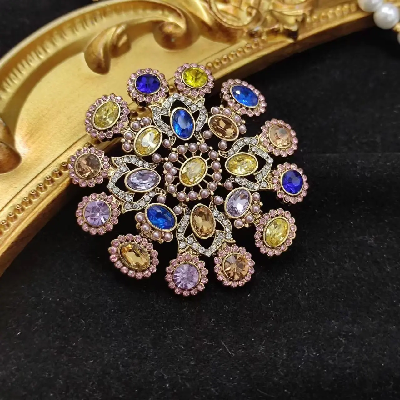 

High Quality Light Luxury Fashion Vintage Gold-plated Colored Gemstones Inlaid with Flowers Hollow Design Women's Brooch Pins