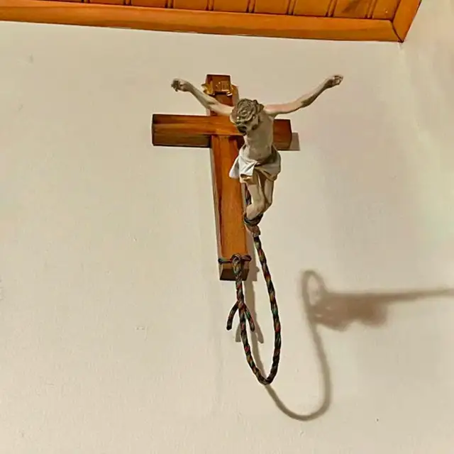 Statuetta Ges&ugrave; Bungee Jumping In Resina - Decorazione Religiosa Innovativa Per Casa E Chiesa