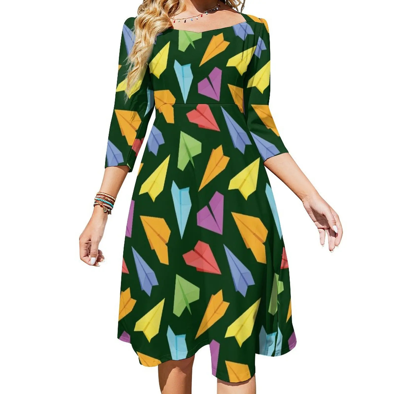 

Женское вечернее платье с расклешенной юбкой, элегантное платье с разноцветными бумажными самолетами и темно-зеленым фоном