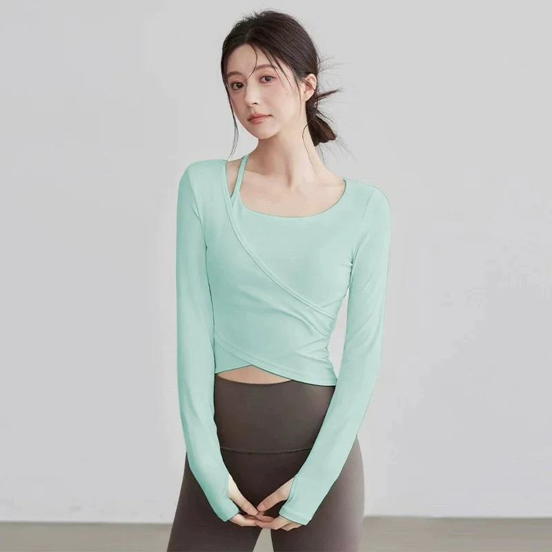 가슴 패드가 있는 여성용 긴팔 요가 상의, 가을 러닝 스포츠 티셔츠, 멋스러운 필라테스 피트니스 짐웨어