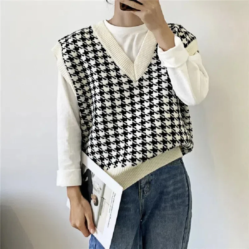 Autumn and Winter Women's Sleeveless Sweater Vest Fashion New Black and White Checked V-neck Loose Vest Knitted Top 17502