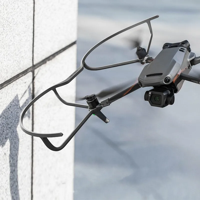 Gros plan sur l'anneau de protection d'hélice pour DJI Mavic 3, Classic et Cine, avec des détails sur le matériau anti-choc et les clips de fixation.