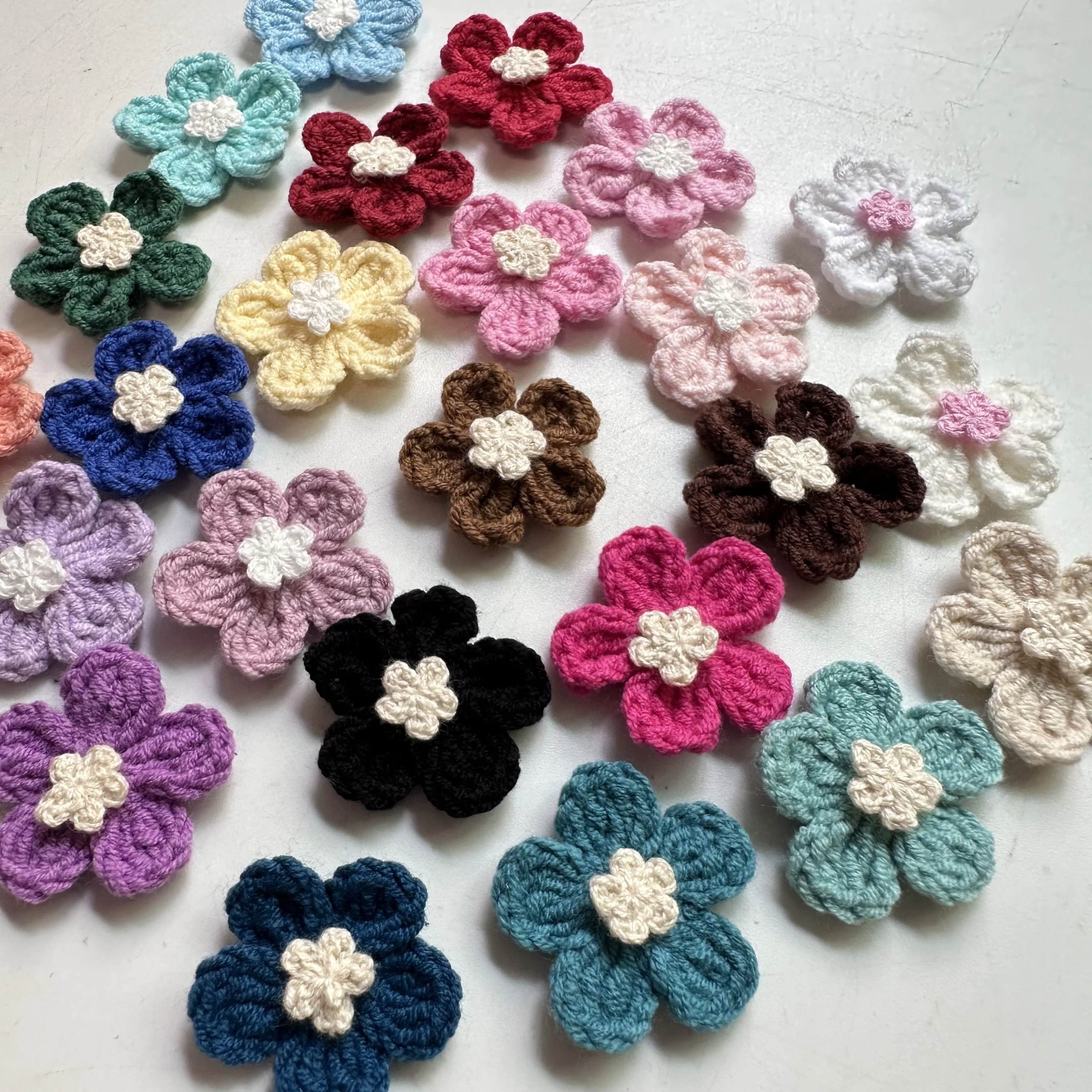 10PCS 다채로운 수제 면 크로셰 꽃 3.2CM DIY 3D 공예 니트 패브릭 꽃 아플리케 의류 장식 Axxessories