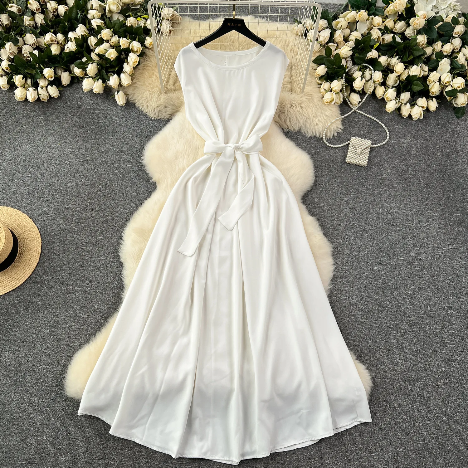 فستان طويل بتطريز تراثي مع حزام خصر