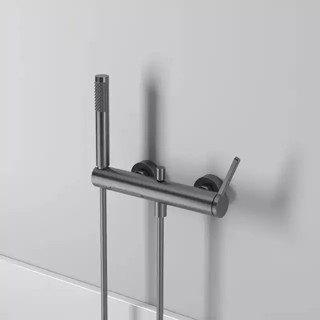 ก๊อกน้ำอ่างอาบน้ำทองเหลืองแบบติดผนังพร้อมฝักบัวมือถือ สีทองขัดเงา สีกันเมทัล และโครเมียม 4