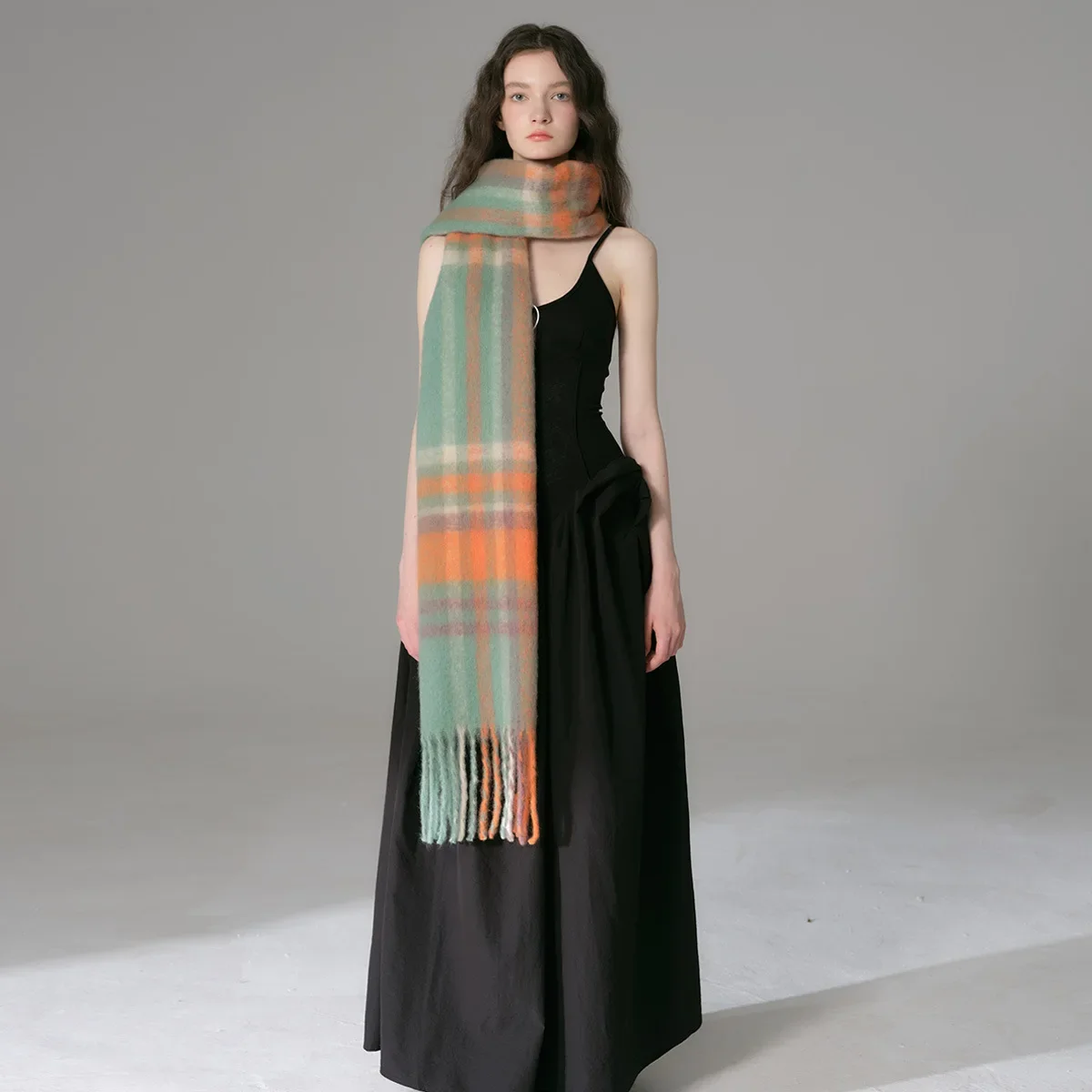 

Новинка 2023, женский зимний шарф, новый корейский шерстяной шарф для влюбленных, женские плотные теплые модные вязаные шарфы в клетку, нагрудник T758