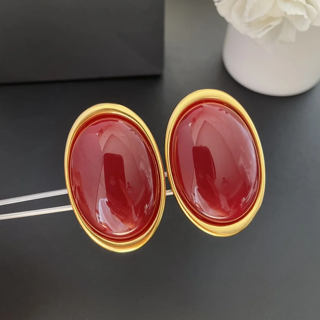 

New Autumn and Winter Vintage Elegant Red Oval Premium Ear Clip